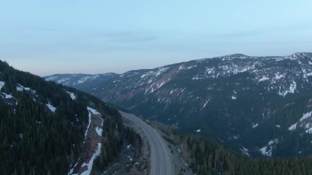 Luchtfoto van een schilderachtige snelweg in het Canadese landschap — Stockvideo