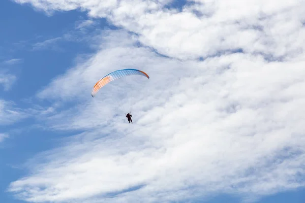 Захоплююча людина літає на параплані навколо гір . — стокове фото