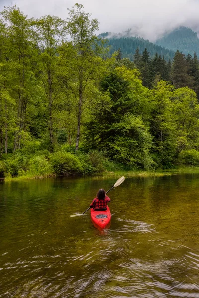 Aventure Femme adulte caucasienne kayak en kayak rouge — Photo