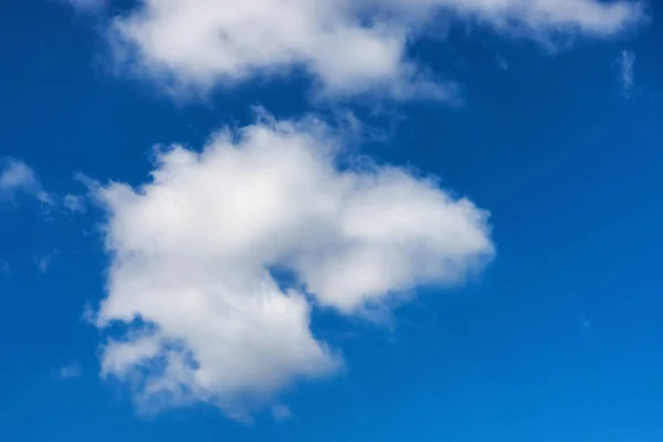 Vista de Cloudscape durante un colorido y soleado día de primavera. — Foto de Stock