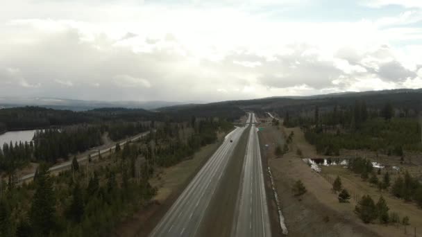 Vista aérea de una carretera panorámica que pasa por el paisaje montañoso canadiense — Vídeos de Stock