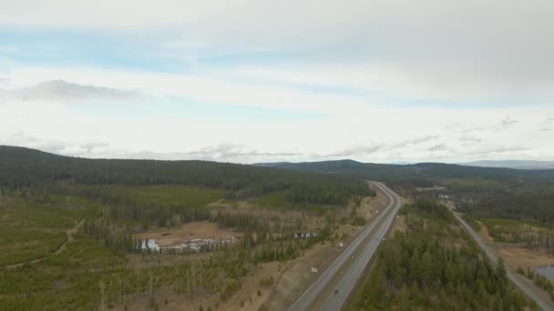 Αεροφωτογραφία μιας γραφικής εθνικής οδού που διέρχεται στο καναδικό ορεινό τοπίο — Αρχείο Βίντεο
