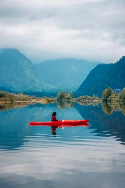 Avventura caucasico adulto donna kayak in rosso kayak — Foto Stock