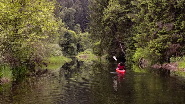 Adventure Caucasian Adult Woman Kayaking in Red Kayak — Stock Photo, Image