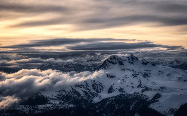 Luftaufnahme aus dem Flugzeug von der kanadischen Gebirgslandschaft — Stockfoto