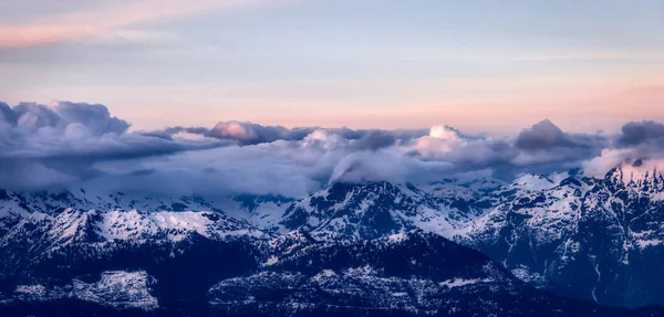 カナダの山の風景の飛行機からの空中ビュー — ストック写真