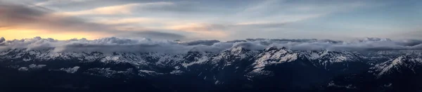 Veduta aerea panoramica dall'aereo del paesaggio montano canadese — Foto Stock