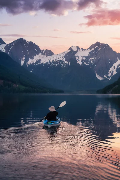 Kajakfahren im Wasser, umgeben vom wunderschönen kanadischen Gebirge — Stockfoto