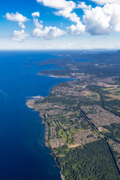 Flygfoto över Qualicum Beach från ett flygplan på stranden av sundet Georgi — Stockfoto