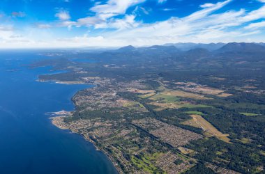 Georgi Boğazı kıyısındaki bir uçaktan Qualicum Sahili 'nin havadan görünüşü