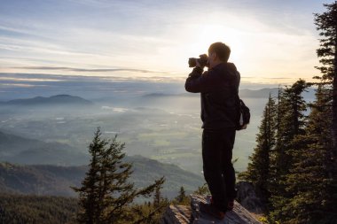 Kanada Doğa Yürüyüşü sırasında fotoğraf çeken Macera Fotoğrafçısı