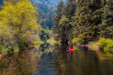 Macera Kafkas Yetişkin Kadın Kırmızı Kano 'da Kayak