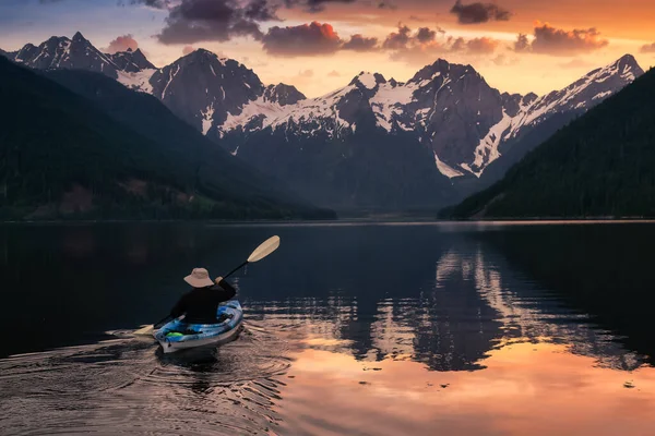 Kayaking στο νερό που περιβάλλεται από το όμορφο καναδικό βουνό — Φωτογραφία Αρχείου