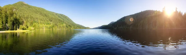 Vista panorâmica do Lago Buntzen cercado pela paisagem montanhosa canadense — Fotografia de Stock