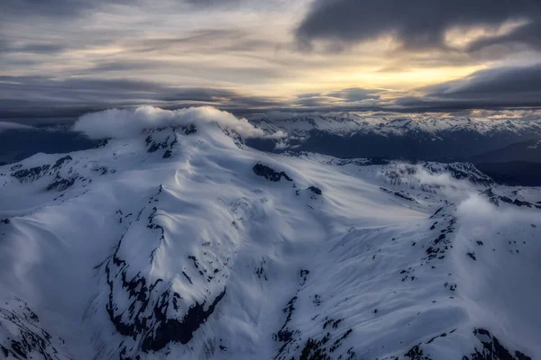 Vista aérea do avião da paisagem montanhosa canadense — Fotografia de Stock