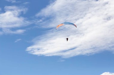 Maceracı Adam dağların etrafında bir paraglider üzerinde uçuyor..