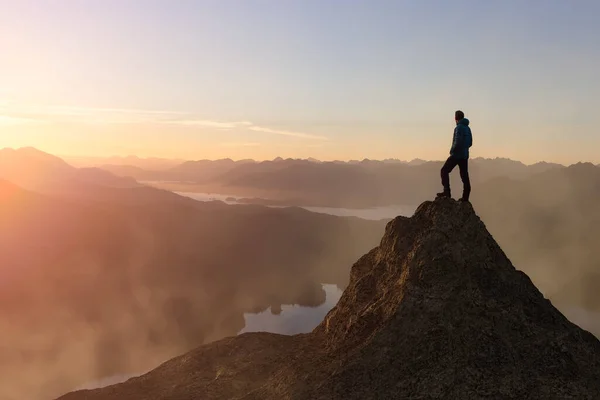 Adventuroso Adult Man escursionismo sulla cima di una montagna. — Foto Stock