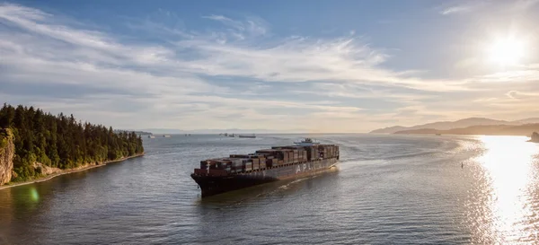 Cargo Ship arriving to the Port on the West Coast Pacific Ocean — Stock Photo, Image