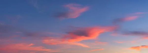 Dramatik günbatımında renkli bulutların güzel panoramik görüntüsü — Stok fotoğraf