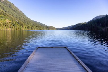 Kanada Dağ Manzarası ile çevrili Buntzen Gölü manzarası.