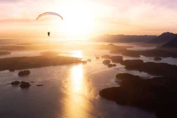 Adventure Sport Composite z Paragliderem Latający nad oceanem. — Zdjęcie stockowe