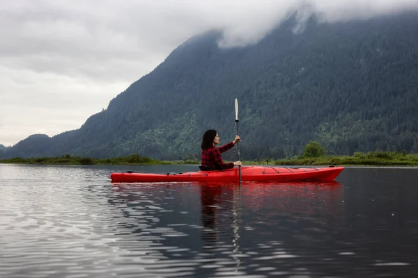 Adventure Caucasian Adult Woman Kayaking in Red Kayak — Stock Photo, Image