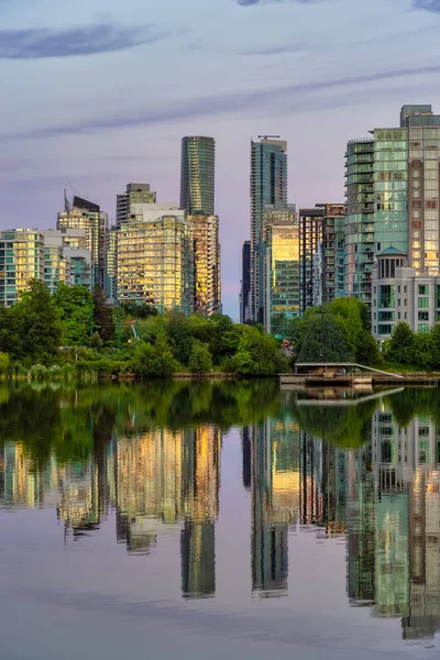 Widok na Lost Lagoon w słynnym Stanley Park w nowoczesnym mieście — Zdjęcie stockowe