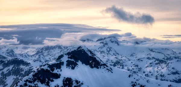 Veduta aerea da aeroplano del paesaggio montano canadese — Foto Stock