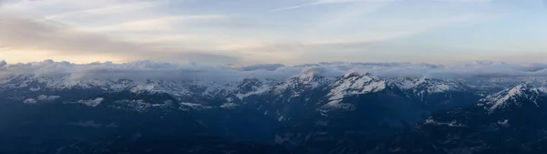 カナダの山の風景の飛行機からの空中パノラマビュー — ストック写真