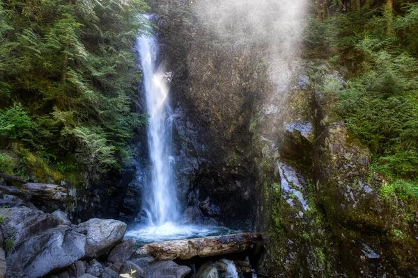 Norvan Falls och flodbäck i den naturliga ravinen — Stockfoto