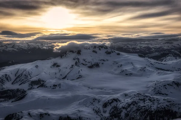 Veduta aerea da aeroplano del paesaggio montano canadese — Foto Stock