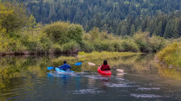 Kaland Barátok Kayaking Kayak körül kanadai hegy — Stock Fotó
