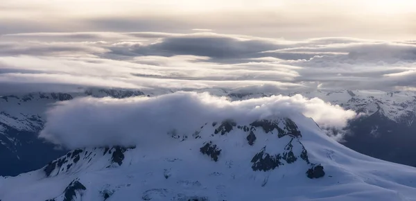 Widok z samolotu Canadian Mountain Landscape — Zdjęcie stockowe