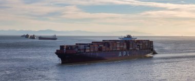 Kargo gemisi Batı Sahili Pasifik Okyanusu 'ndaki limana varıyor.