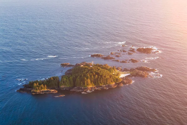 Faro en Lennard Island cerca de Tofino — Foto de Stock