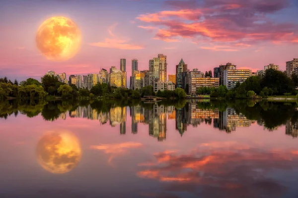 Vista de la laguna perdida en el famoso Stanley Park en una ciudad moderna con Moon Art Render — Foto de Stock