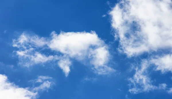 Вид на облачность в яркий и солнечный весенний день. — стоковое фото