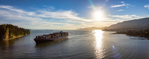 西海岸の港に到着した貨物船｜Pacific Ocean — ストック写真