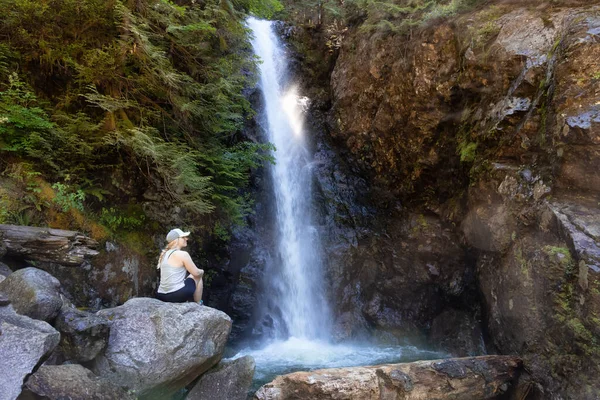 Senderista mujer adulta en Norvan Falls y arroyo del río en el cañón natural —  Fotos de Stock