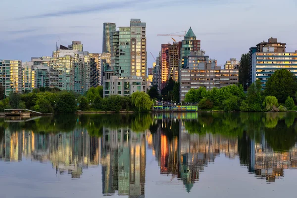 Uitzicht op Lost Lagoon in het beroemde Stanley Park in een moderne stad — Stockfoto