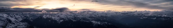从飞机看加拿大高山景观的空中全景 — 图库照片
