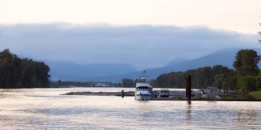 Fraser Nehri manzarası ve rıhtıma yanaşmış tekneler.