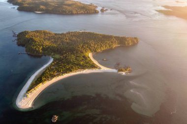 Vancouver Adası, Tofino yakınlarındaki Clayoquot 'un güneşli günbatımı manzarası