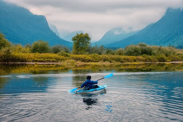 Aventura Hombre adulto Kayak en Blue Kayak rodeado de Montaña Canadiense —  Fotos de Stock