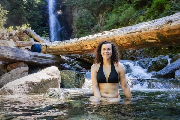 Adulto Caucásico Mujer excursionista nadando en agua glaciar —  Fotos de Stock