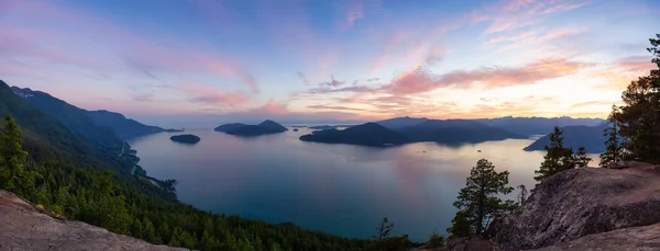 Tunnel Bluffs Hike, in Howe Sound, North of Vancouver, British Columbia, Canada — Stock Photo, Image