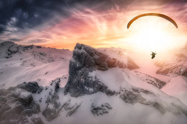 Imagem composta de aventura de Parapente Voando no alto das Montanhas Rochosas. — Fotografia de Stock