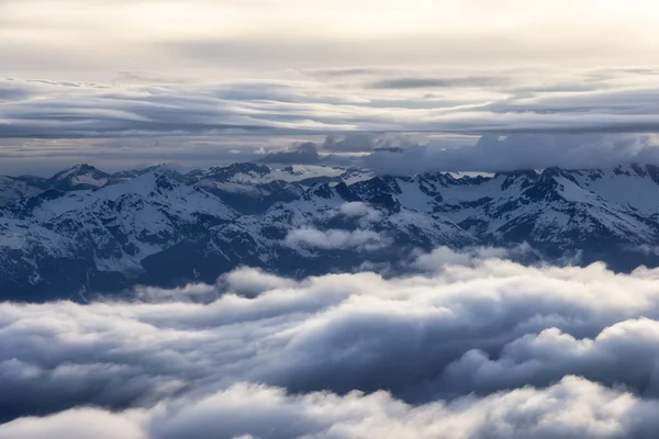 カナダの山の風景の飛行機からの空中ビュー — ストック写真