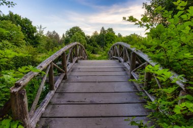 Meşhur Stanley Parkı 'nda, göletin üzerindeki tahta köprü..