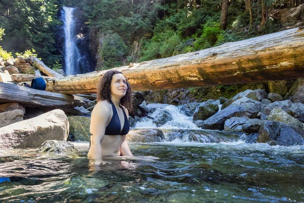 Adulto Caucásico Mujer excursionista nadando en agua glaciar —  Fotos de Stock